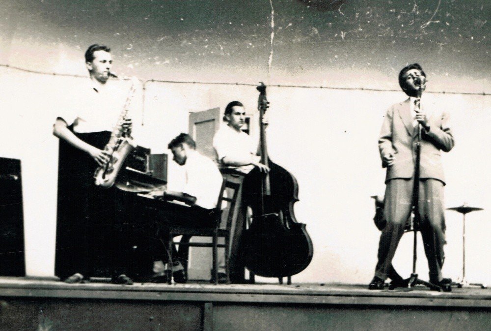 Zespół Kolorowy Jazz. Przy fortepianie Józef Krzeczek, przy mikrofonie Jerzy Lepa, ok. 1956 – 1957 roku.
